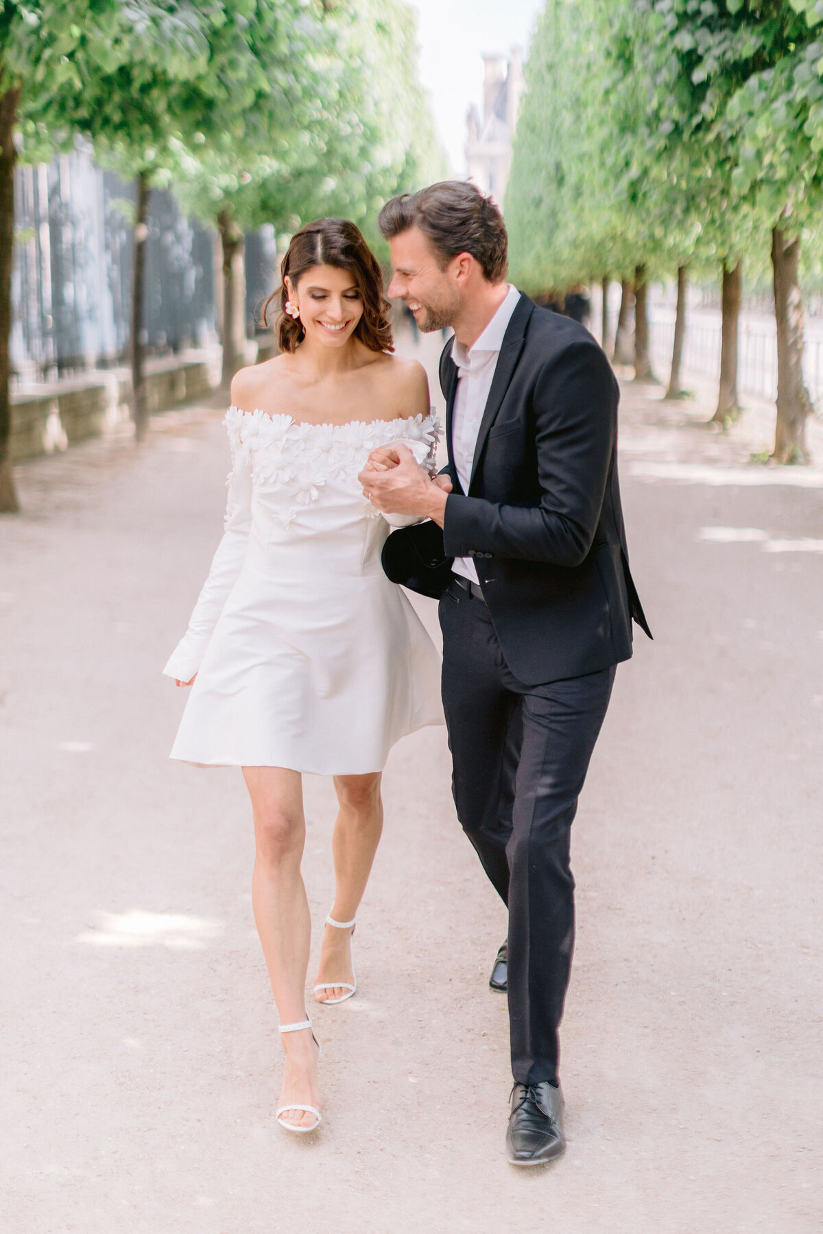 les mariés se retrouvent au jardin des tuileries