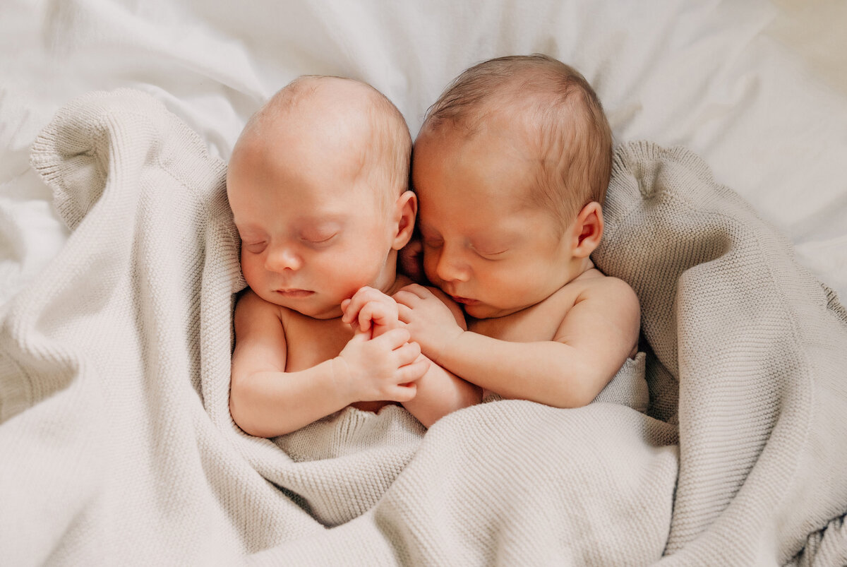 jenna-brown-photography-family-boston-newborn-twins-indoor