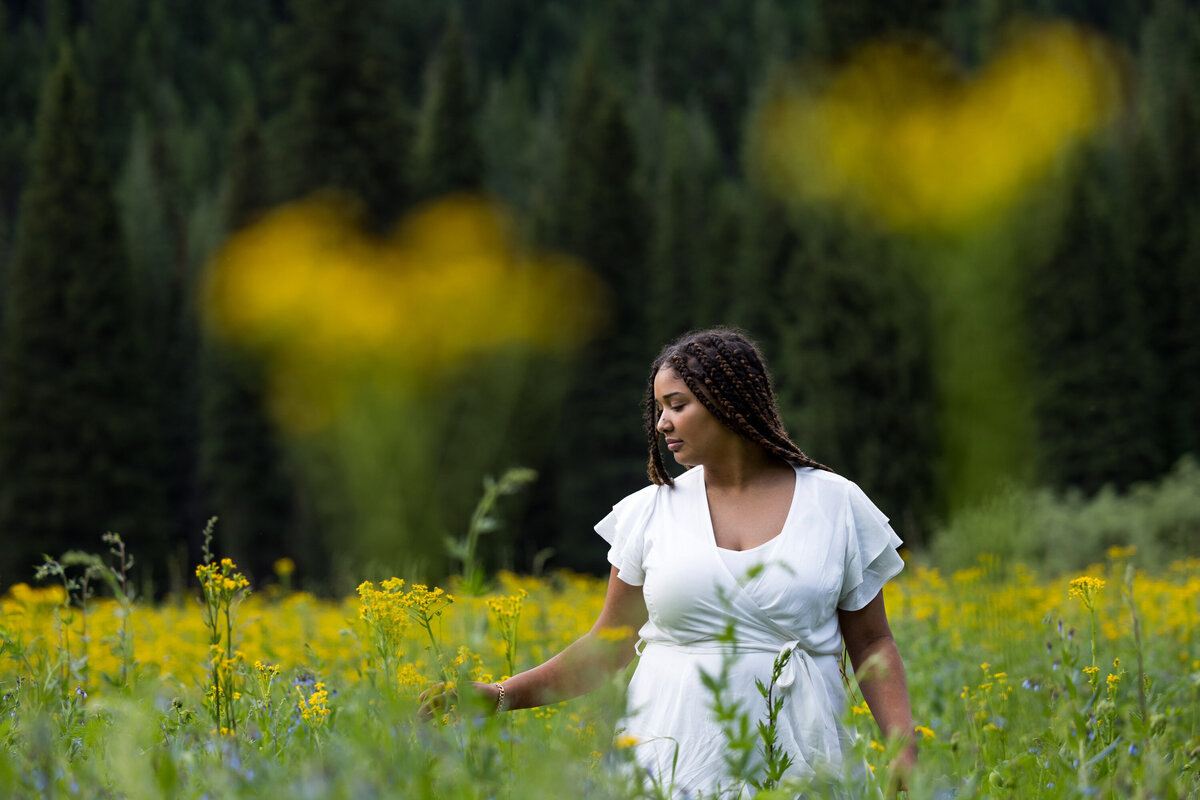 portrait-senior-highschool-field-nature-flowers-coeur-dalene