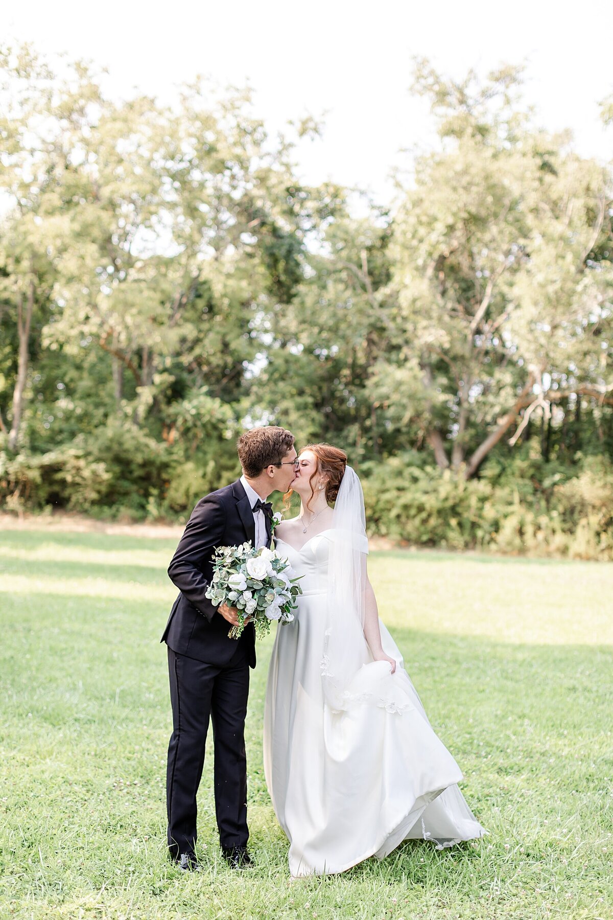 Pittsburgh-Nicassio-Fields-Green-Blue-Wedding-1 (24)