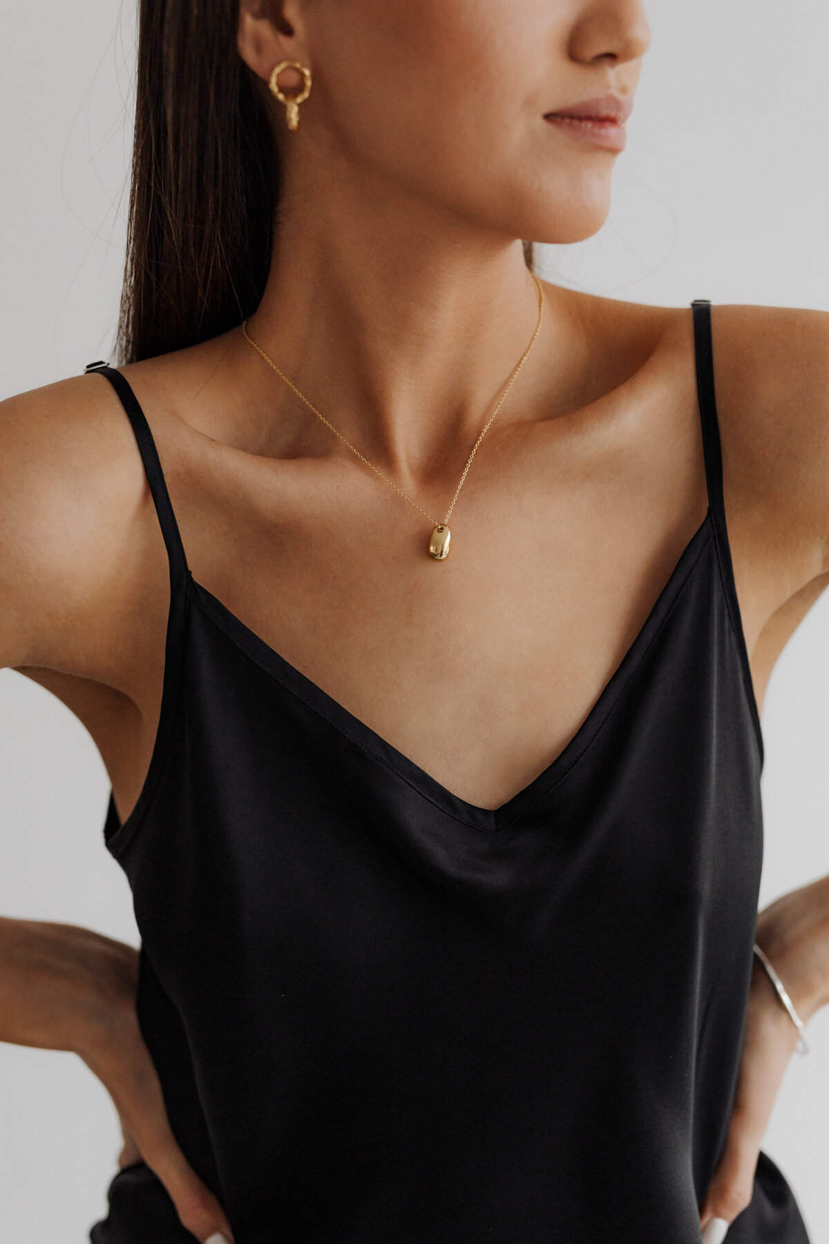 kaboompics_chic-minimalism-black-fashion-accessories-dark-aesthetics-36901