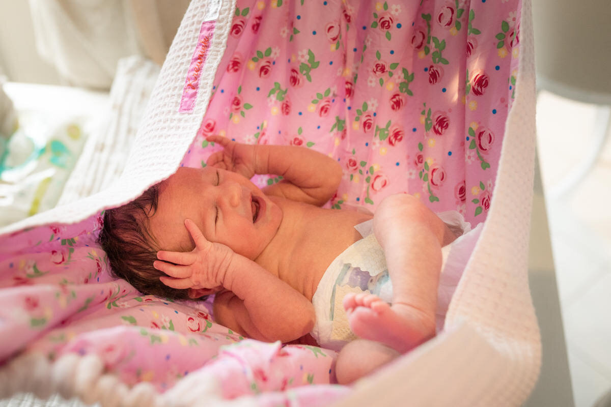 newborn baby wegen in eerste week