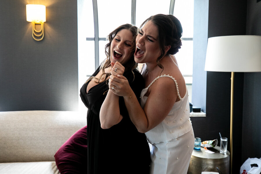 Bride-bestie-sing-off-tower-lounge-intercon-chicago