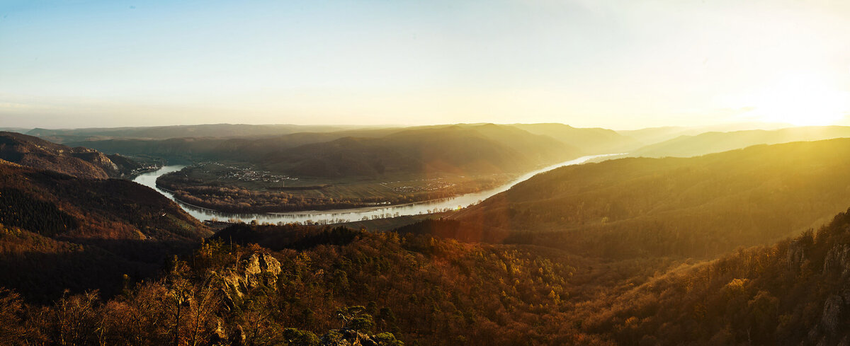Stimmungsvolles Donaupanorama bei Sonnenuntergang in der Wachau – goldene Lichtstimmung über der Flusslandschaft, fotografiert vom Fotograf Atelier Schulte – professionelle Landschaftsfotografie aus Österreich.