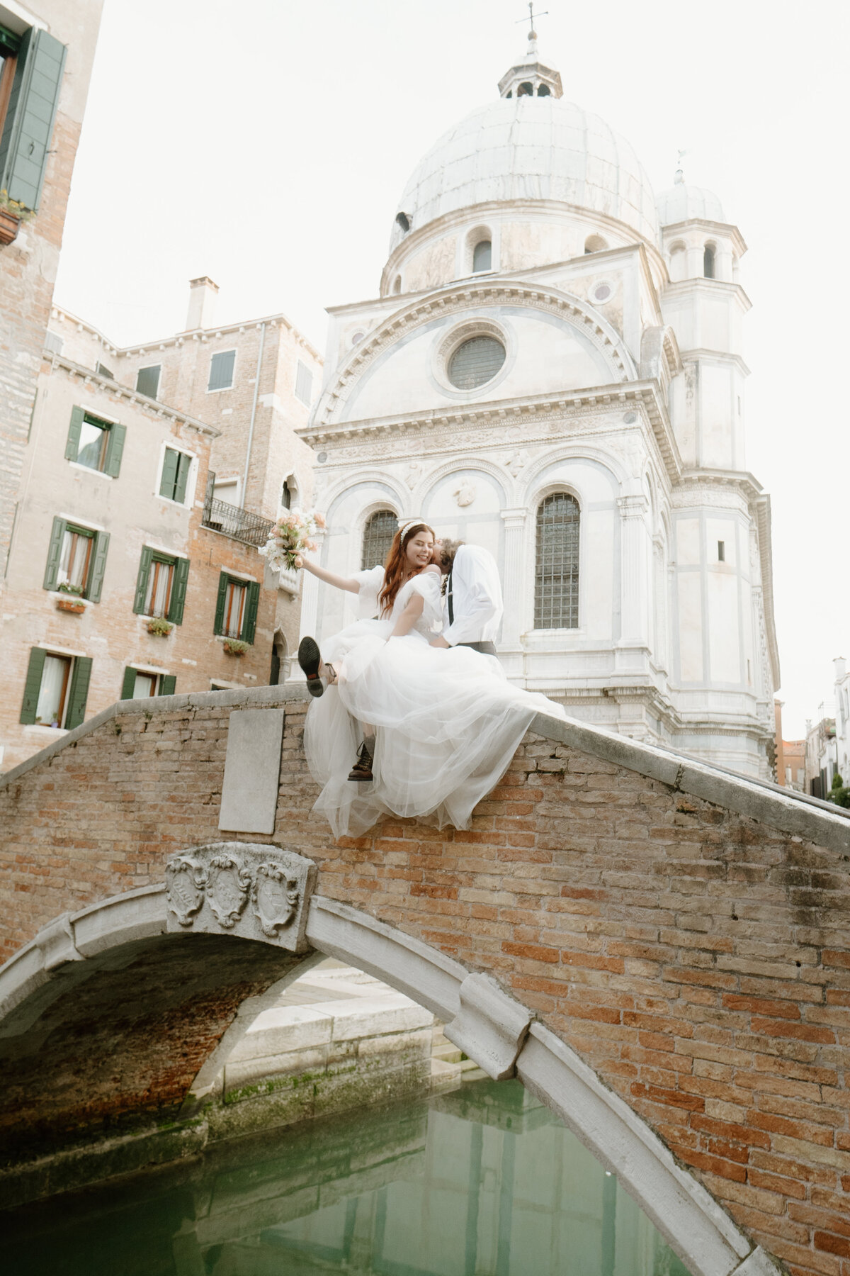 -Documentary-Style-Editorial-Vogue-gondola-Italy-Destination-Wedding-Leah-Gunn-PhotographyDocumentary-Style-Editorial-Vogue-gondola-Italy-Destination-Wedding-Leah-Gunn-Photography-20