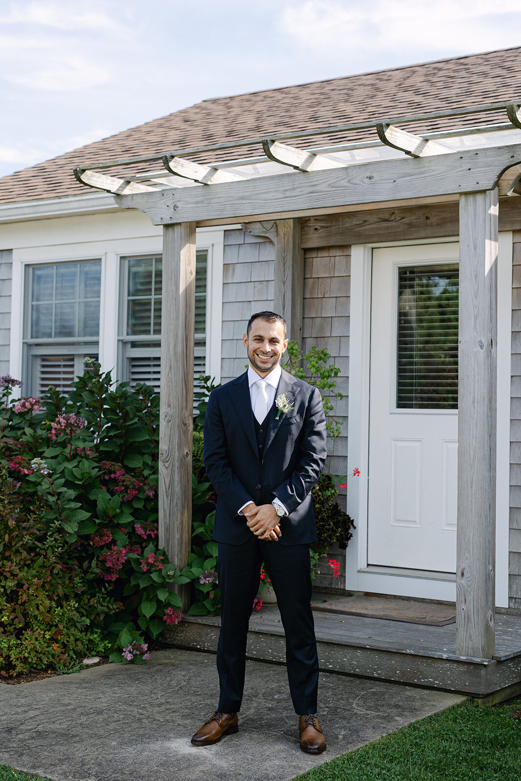 MarthasVineyardWedding_KenzieMatt_MattMorning_SamBrooks-8