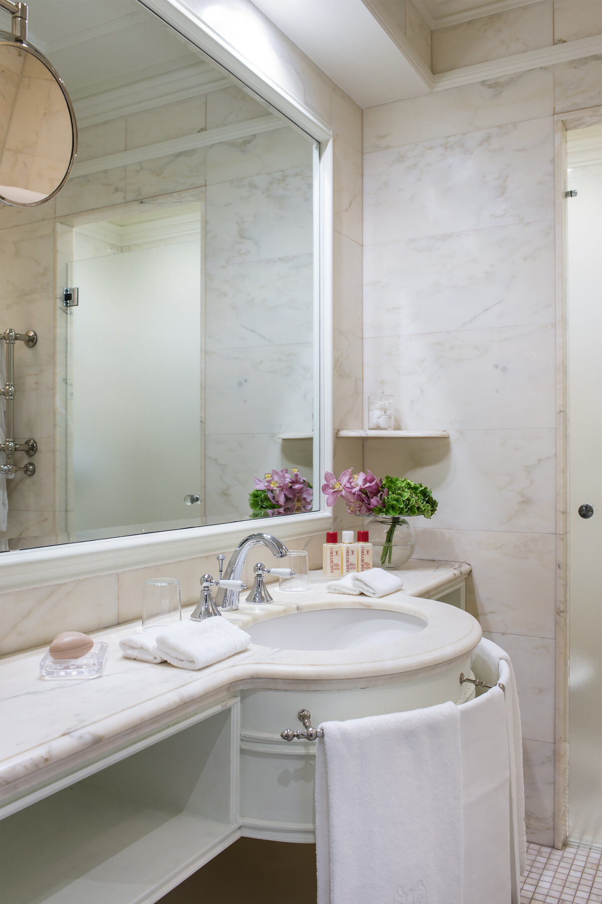 Waterstone - Hassler Collection - Hotel Hassler -Rome - Luxury Boutique Hotel - Classic Double Room Bathroom - Hassler Roma - 300 dpi