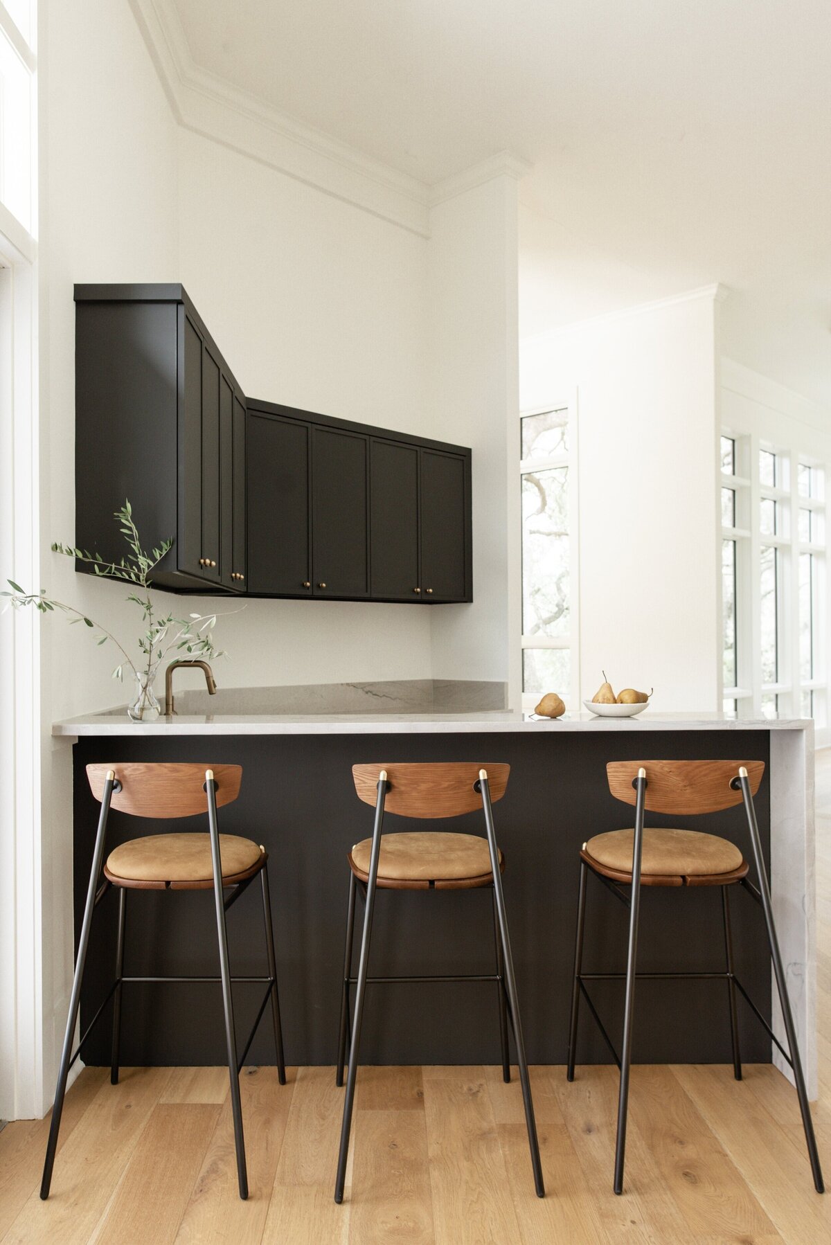 house-franc-toro-canyon-westlake-remodel-renovation-quartzite-countertops-wet-bar-oak-floors-navy-blue-cabinets-historic-neighborhood-austin-texas