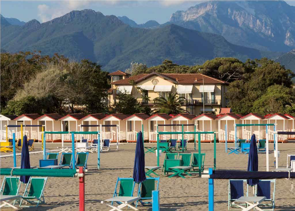 Waterstone - Hotel Byron - Forte dei Marmi - Luxury Boutique Hotel - beach shot of hotel