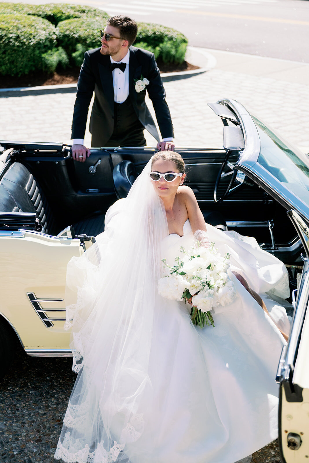 Couple-arriving-Ocean-House