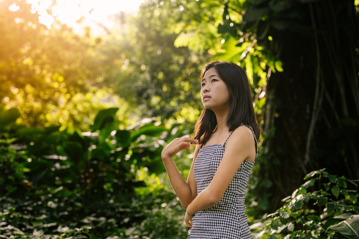 senior portrait with sunflare at nuuanu valley