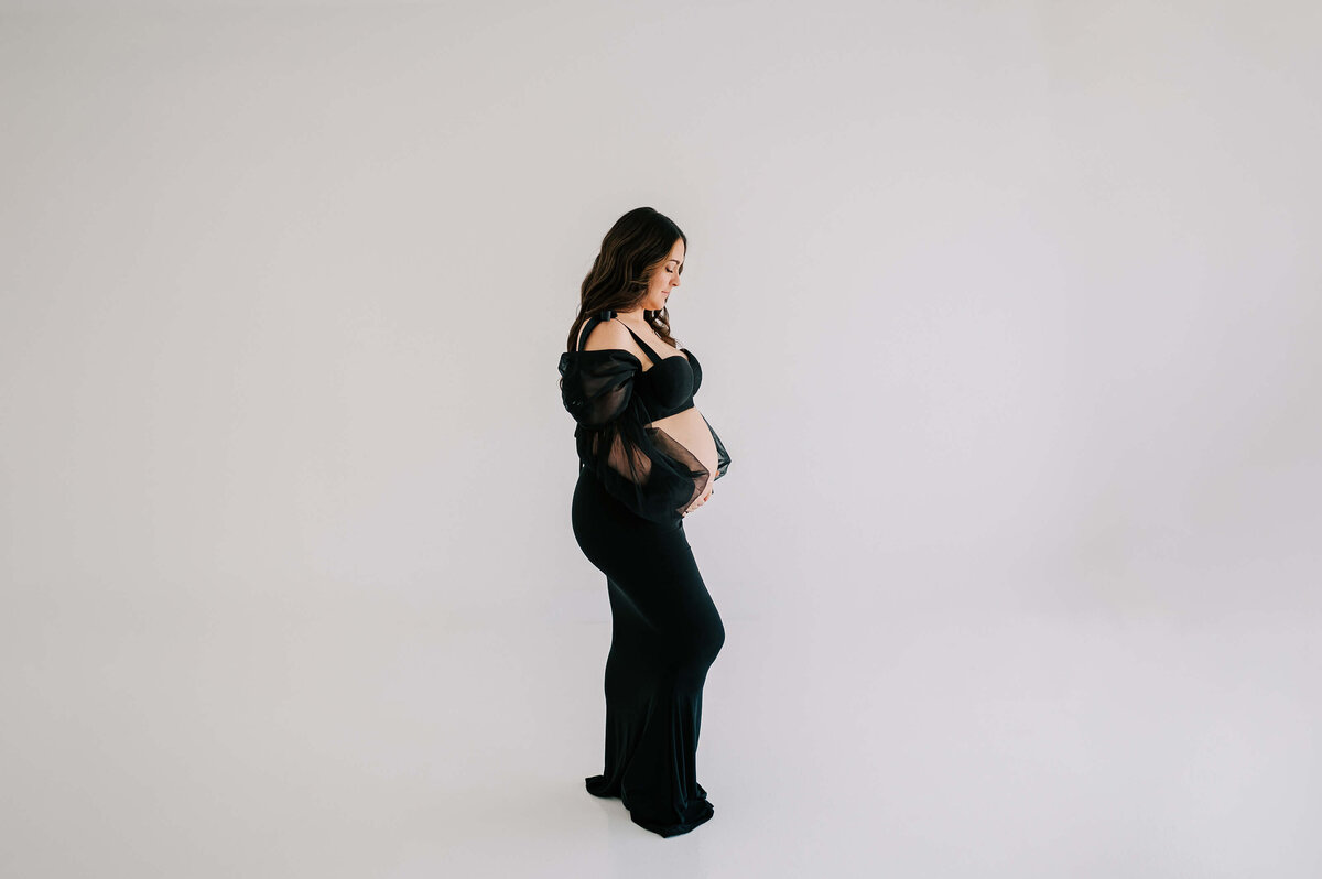 side profile of mom in black  during Joplin Mo maternity photographer Jessica Kennedy of The Xo Photography