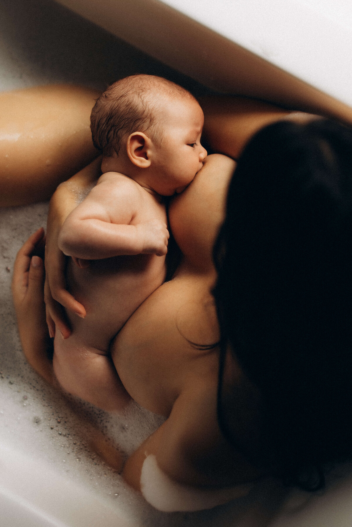 Mother-breastfeeding-in-bubble-bath