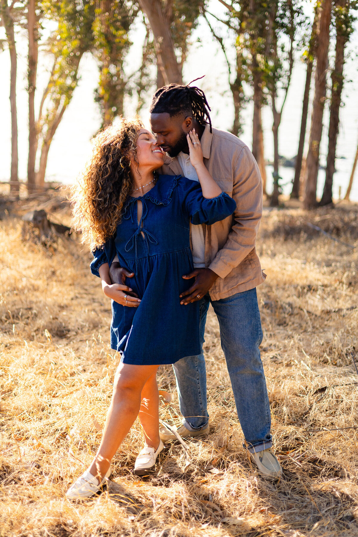 Parents sharing kiss in golden light during Bay Area Family Portfolio session – Ellobelle Photography