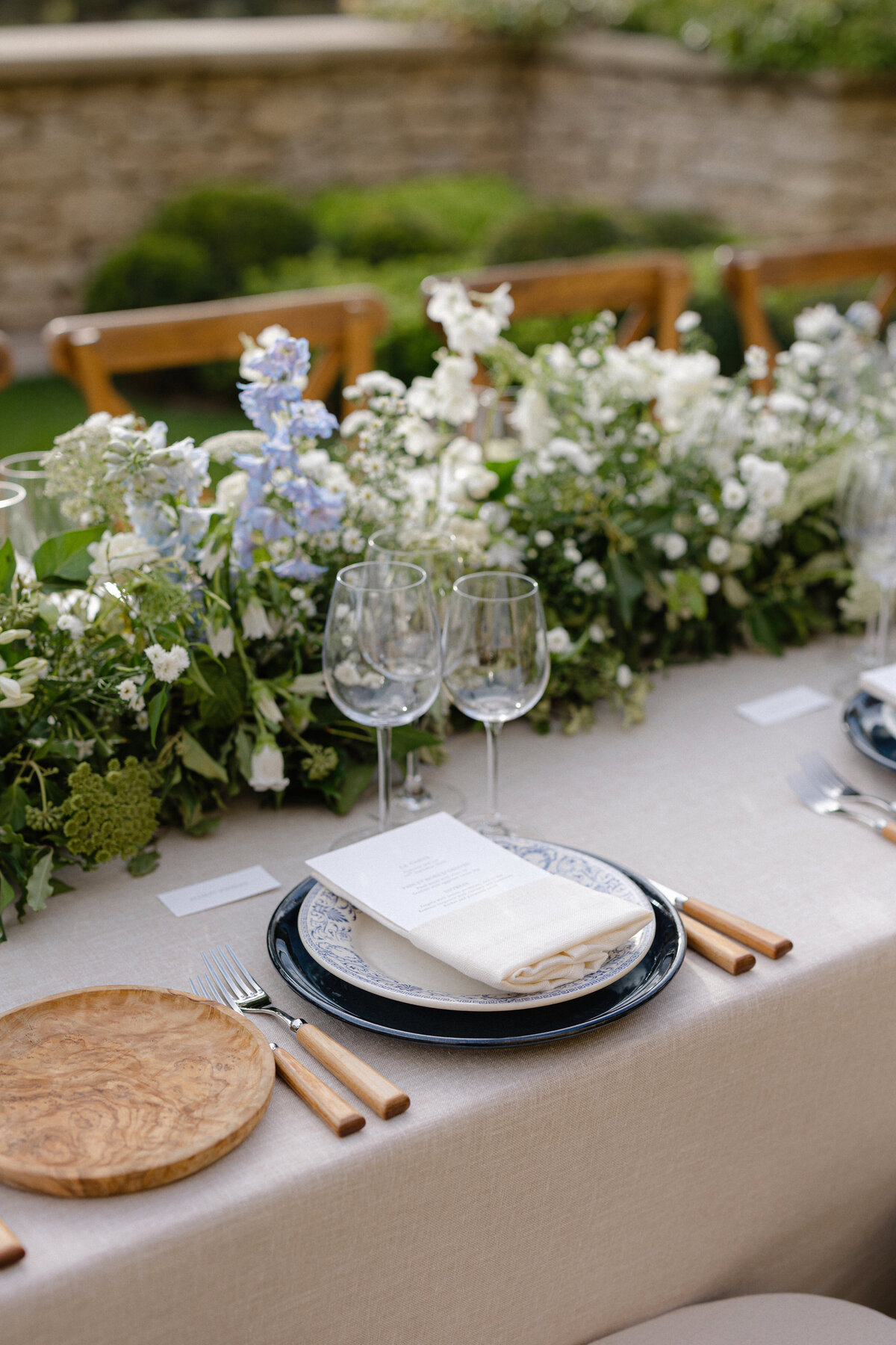 Flower runner and rustic tableware outdoor reception Bastide des Gordes