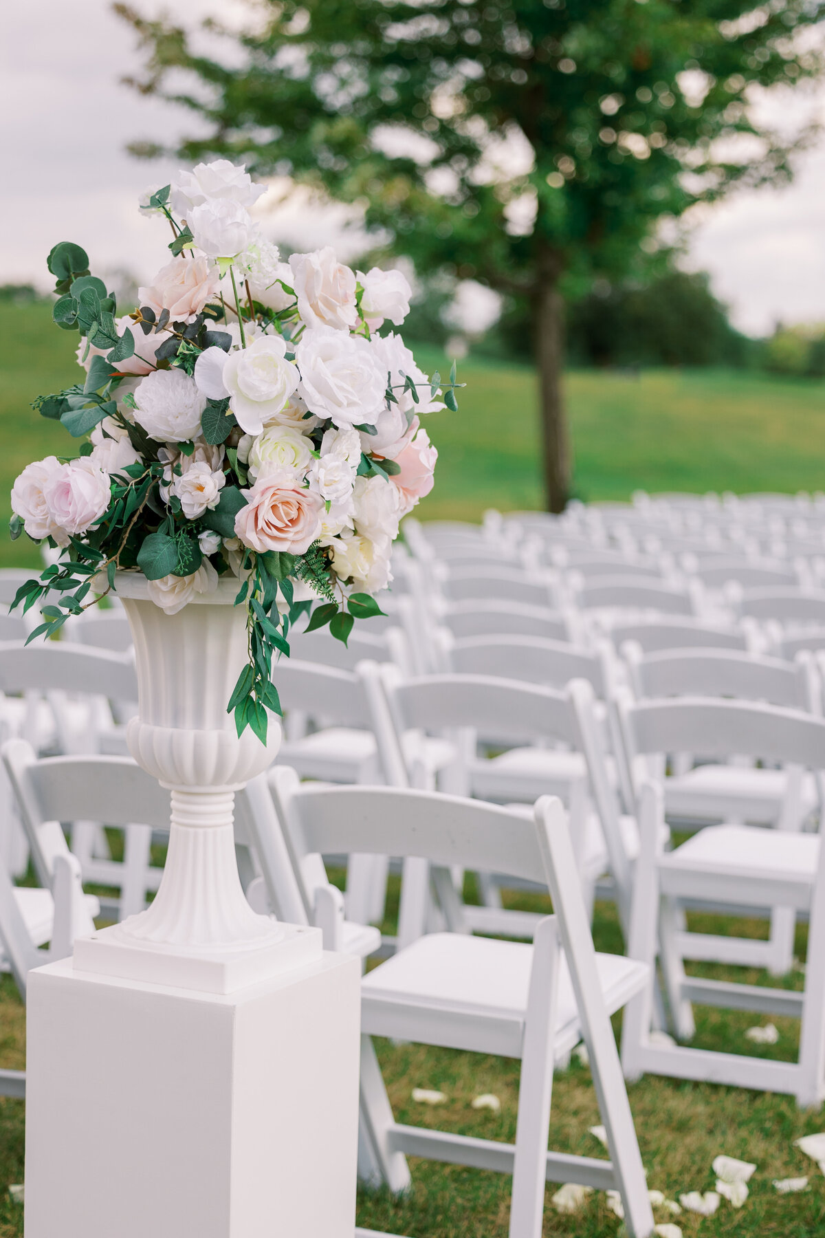 outdoorweddingceremonyflowersonriser