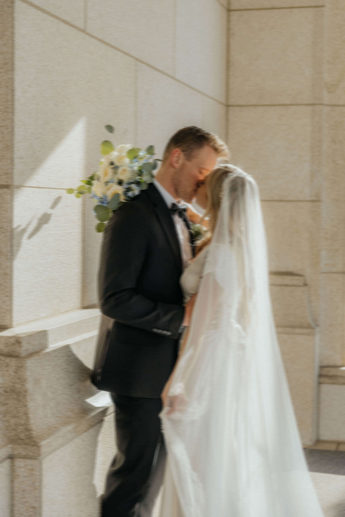 intimate-wedding-kiss-column-architecture-utah-jmay-photo