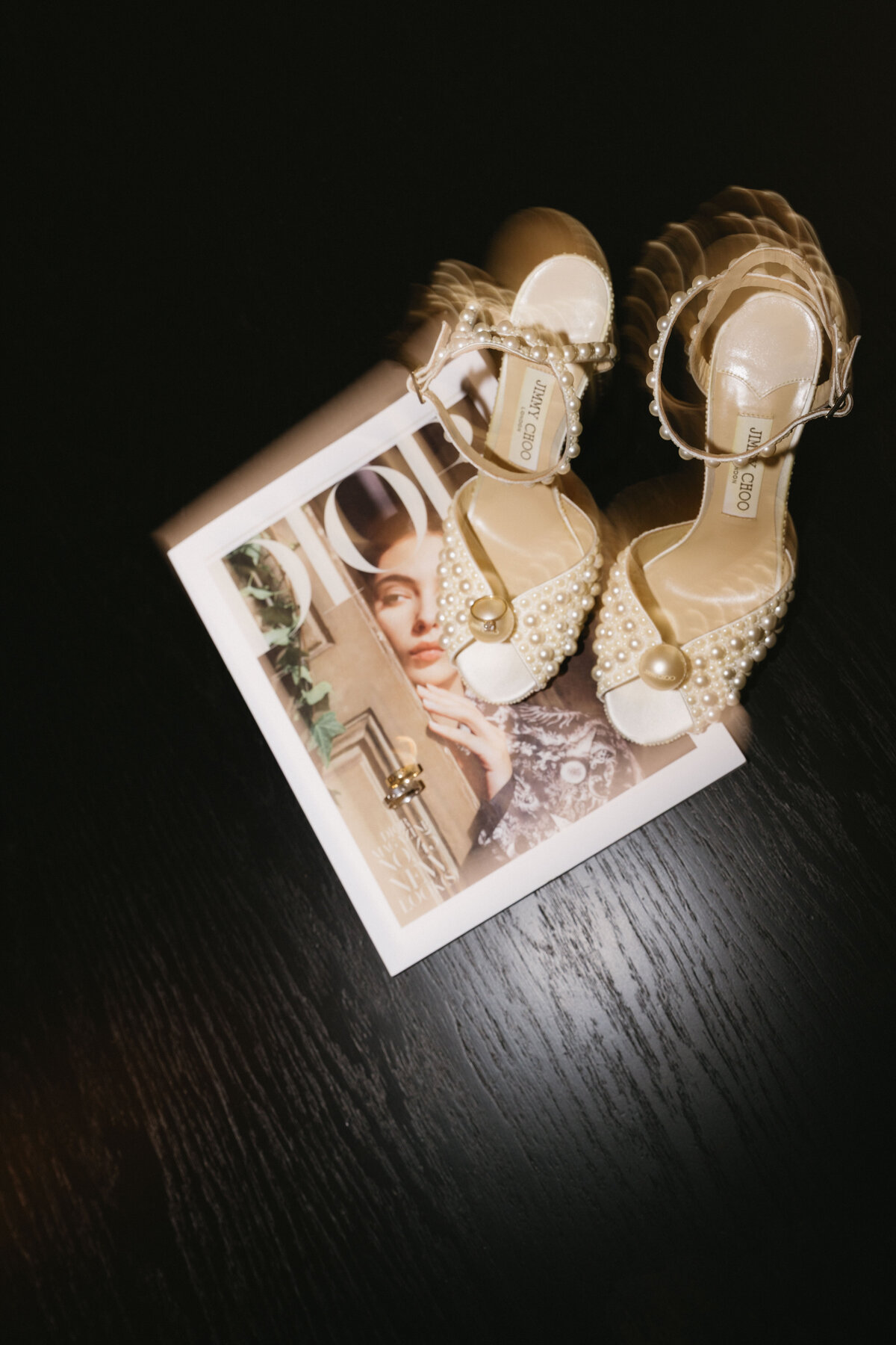 Foto van details van de bruid. Zoals haar schoenen, haar oorbellen en een dior magazine.