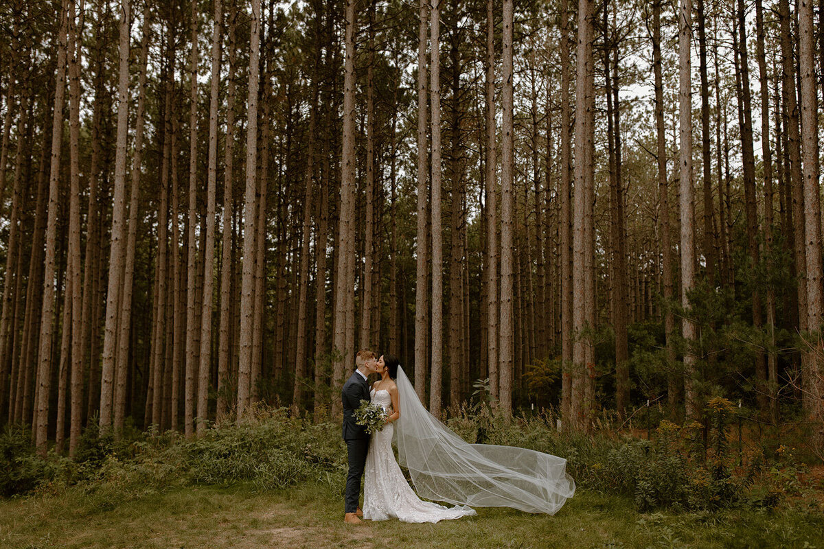 Pinewood Events - Minnesota Modern Nature Inspired Venue - summer @skylerandvhan