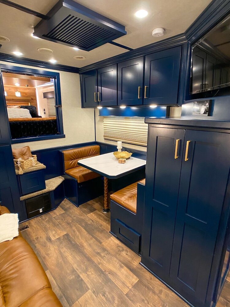 luxury-living-quarter-horse-trailers-trail-boss-conversions-living-areas-41