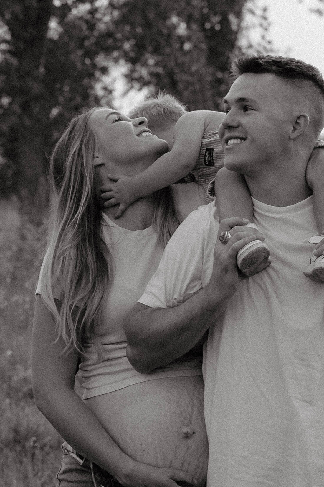 jones.maternity.b&wfamily-photos-boise-idaho-garden-summer-katie-longwill-photo19