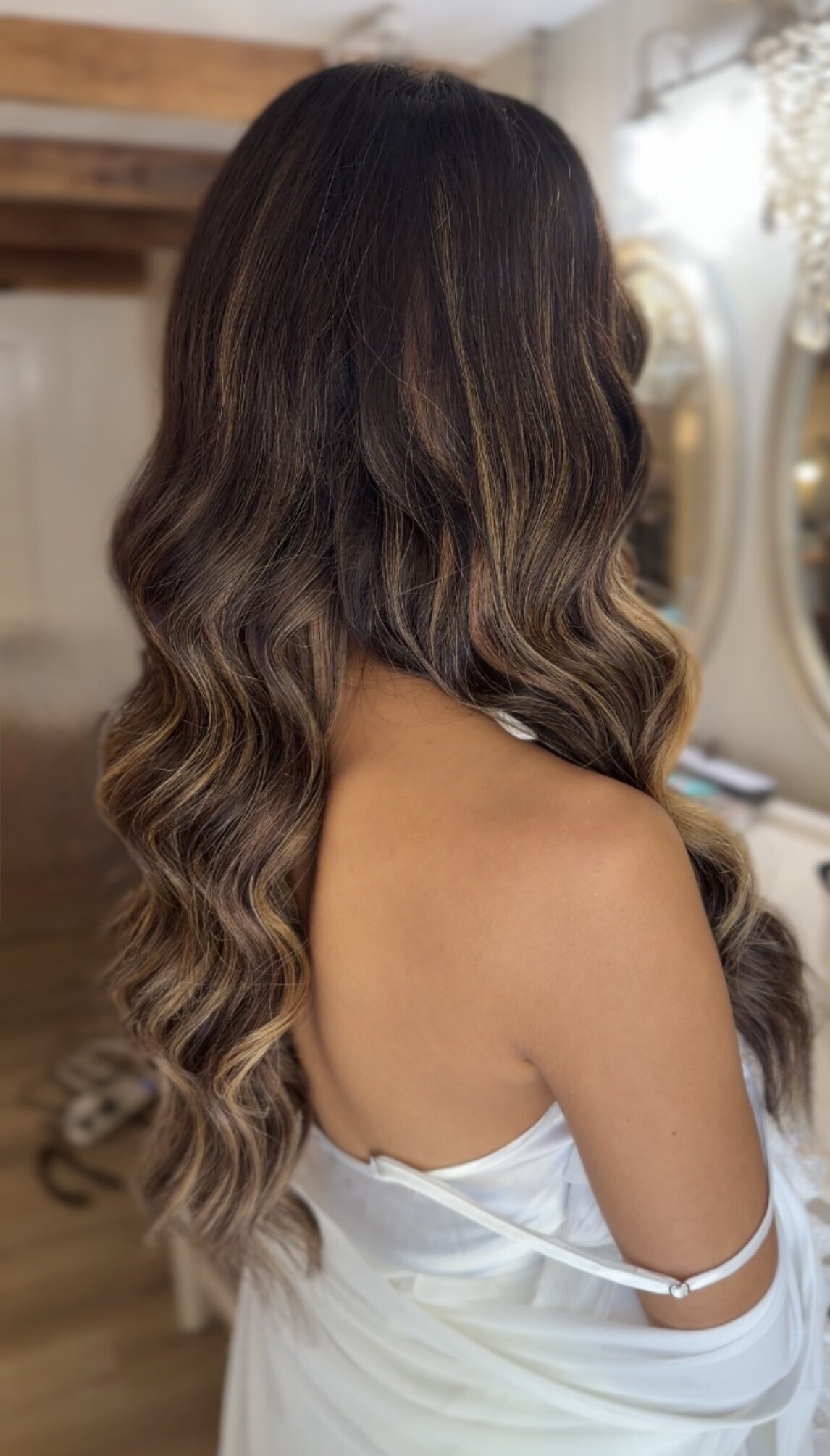 bouncy Hollywood glam waves