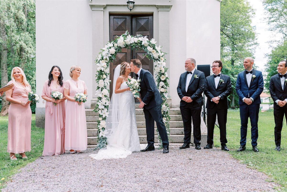 Bröllopsfotograf i Stockholm helloalora Anna Lundgren bröllopskyss vigsel utomhusbröllop destination slottsbröllop Rånäs Slott i Roslagen