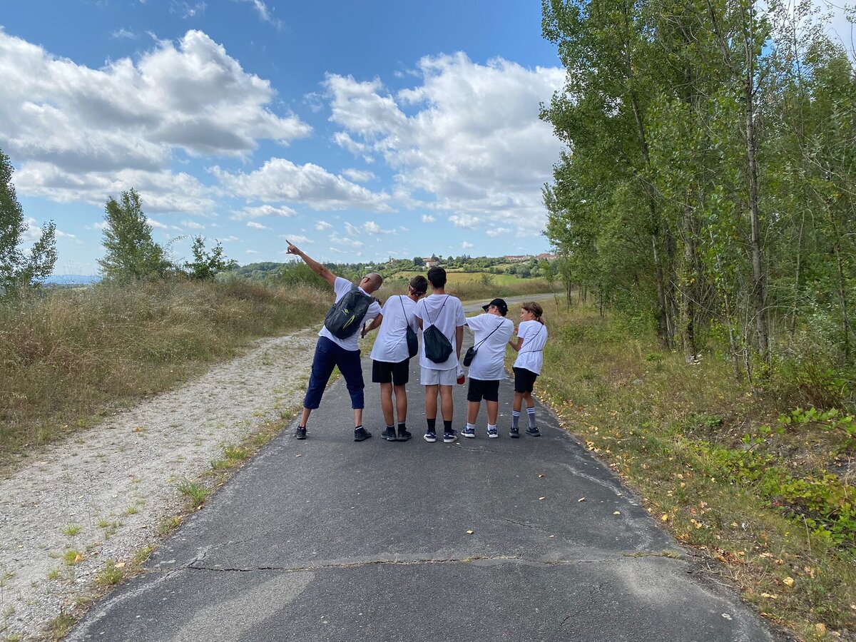 5 personnes de dos devant un paysage