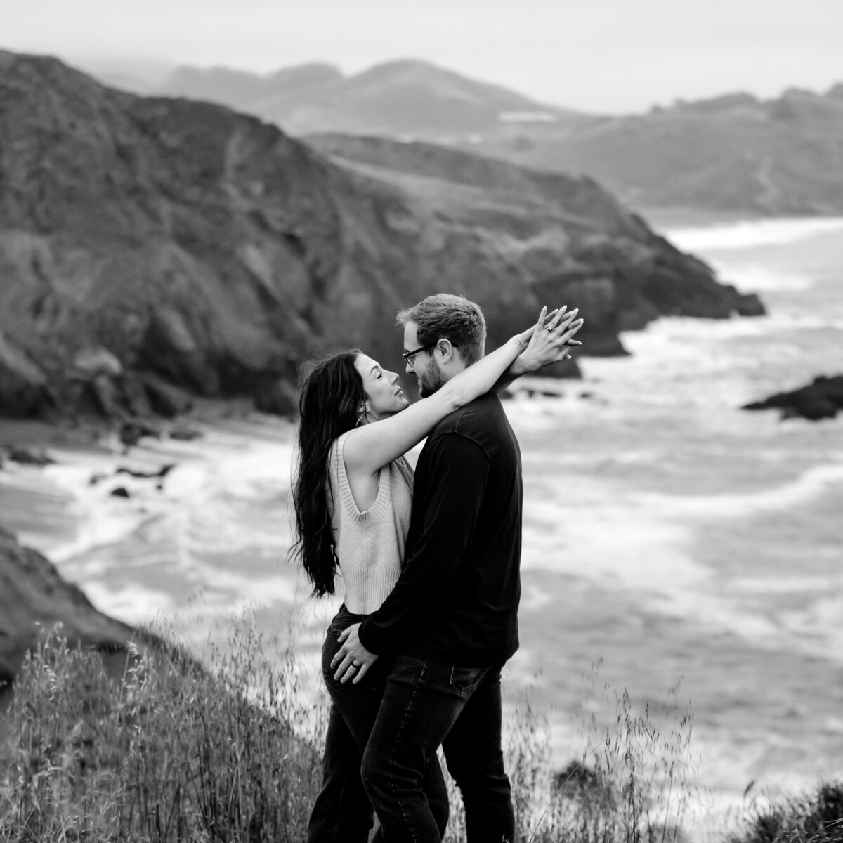 05312023_Makenzie+Gavin_RodeoBeachCA_AnjaJensenPhotography-40