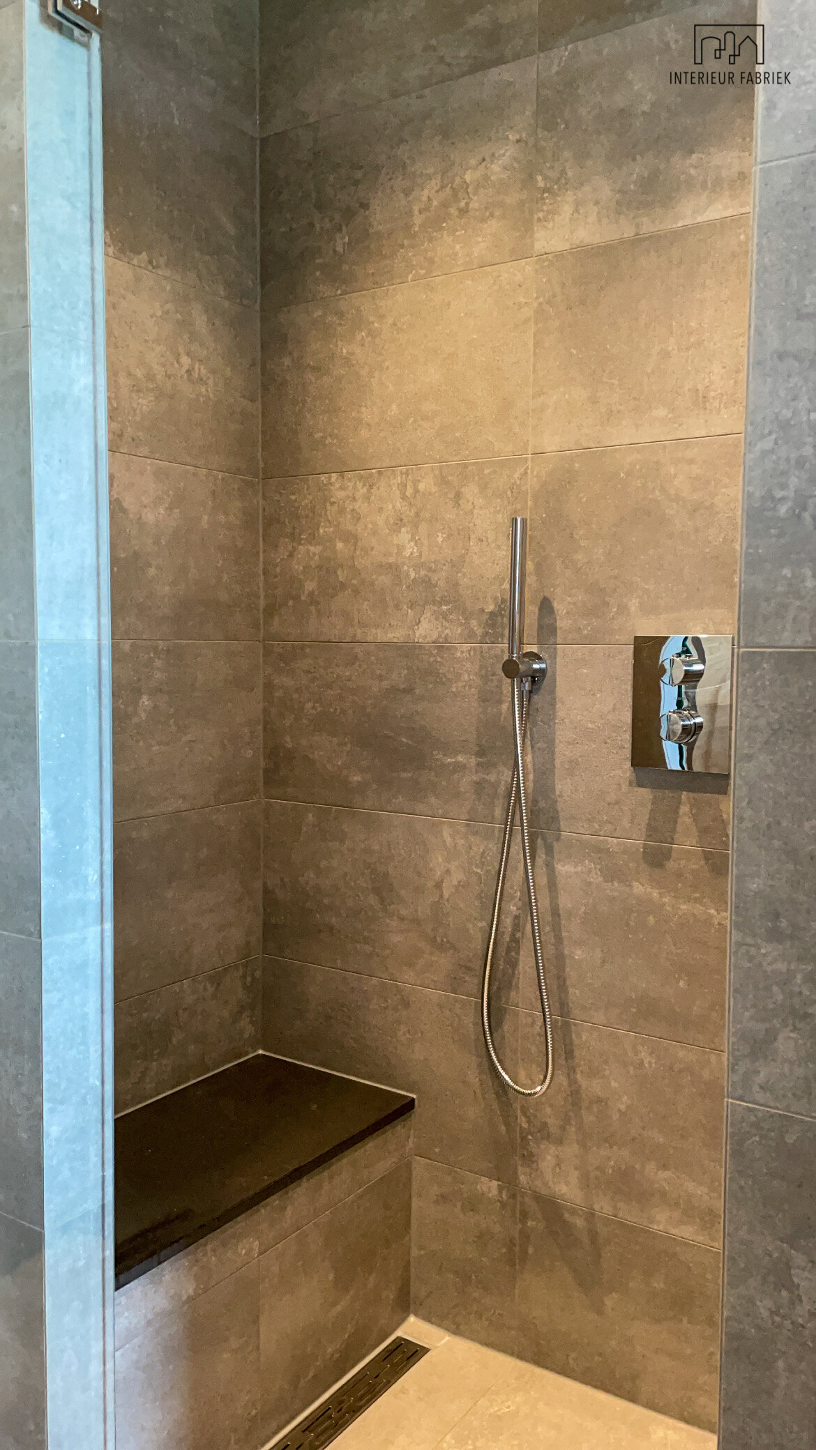Chrome kranen Woerden, Interieurontwerp Woerden, Interieuradvies Woerden, Badkamer Woerden, Badkamerontwerp Woerden, Wit toilet Woerden, Toilet Woerden, Ronde spiegels Woerden, Bad Woerden