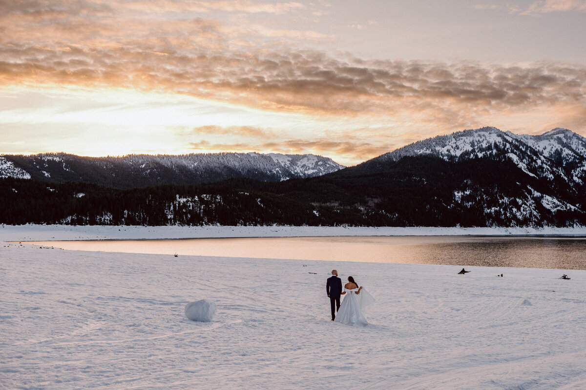 Cle Elum Lake Washington Winter Elopement