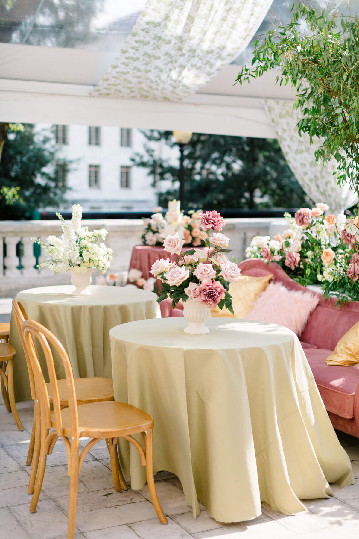 Peach and mauve tablescapes at DAR Constitution Hall. Taken by Washington DC Wedding Photographer Bethany Aubre Photography.