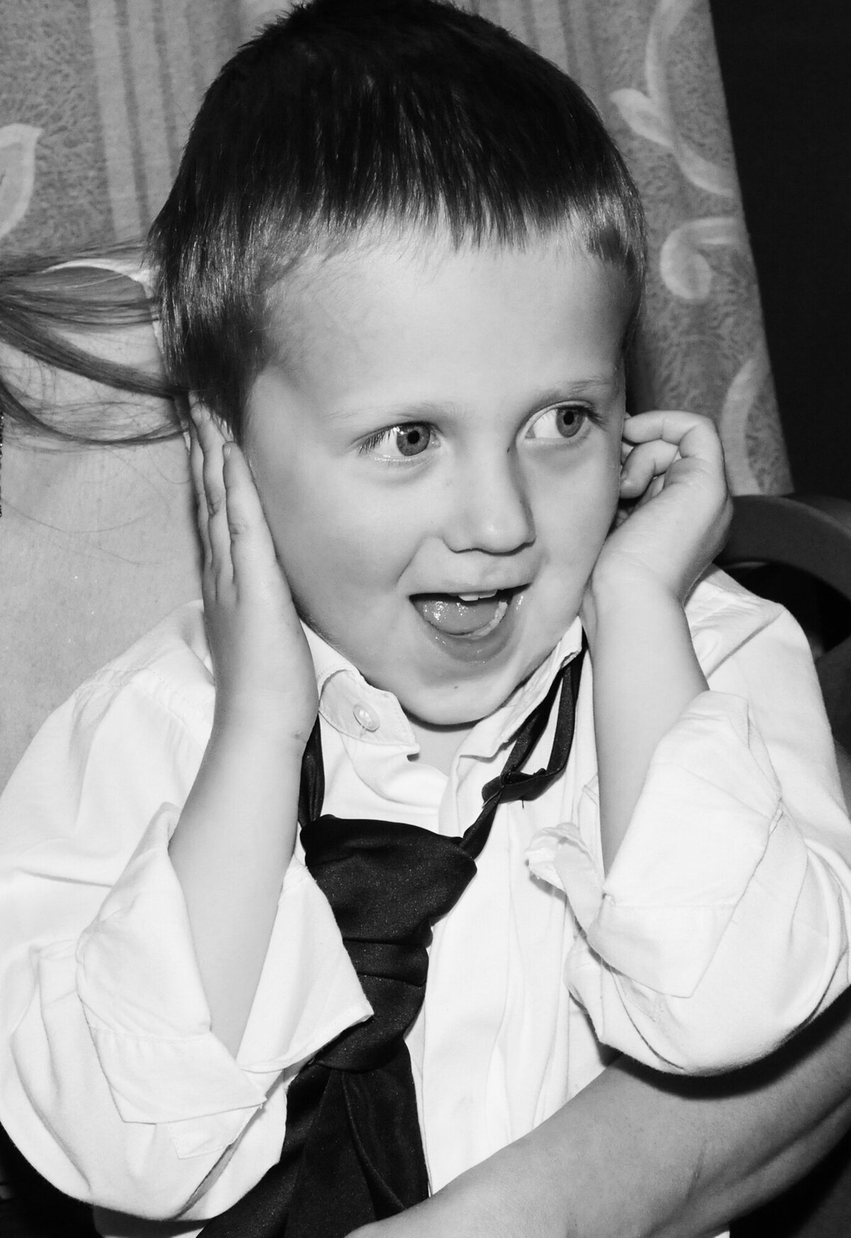 pro-story-photography_toddler-at-wedding_b&w