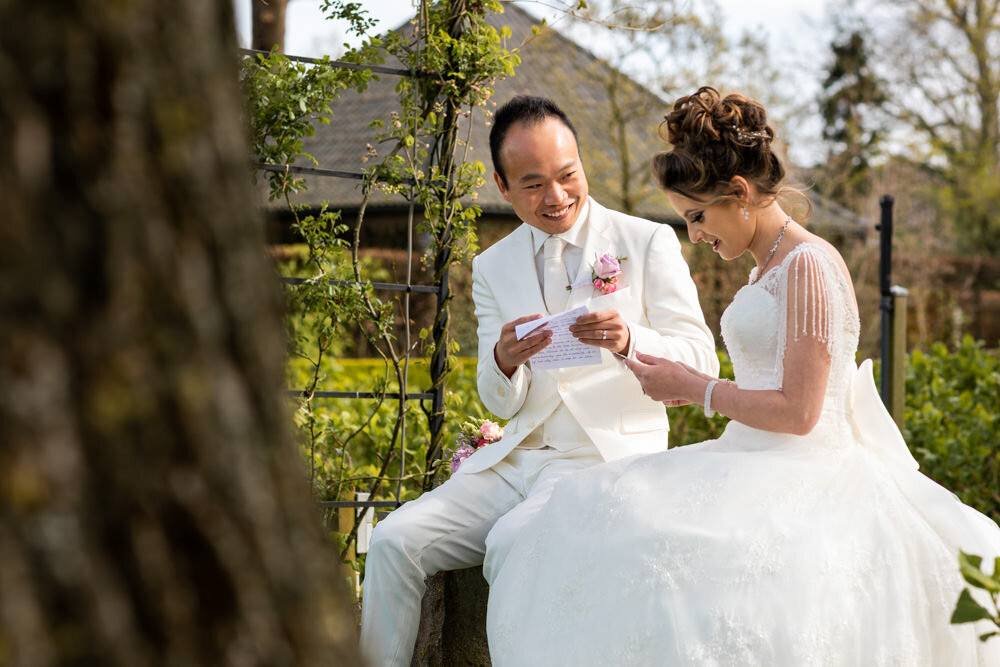 trouwfoto weddingvows bruidspaar voorlezen in park