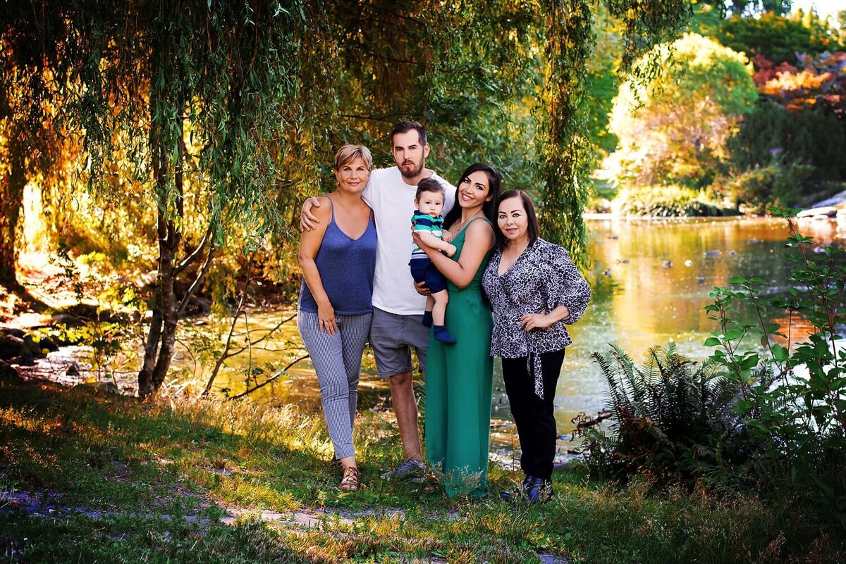 outdoor-family-photography_vancouver-fraser-valley_queen-elizabeth-park_duck-pond-extended-family