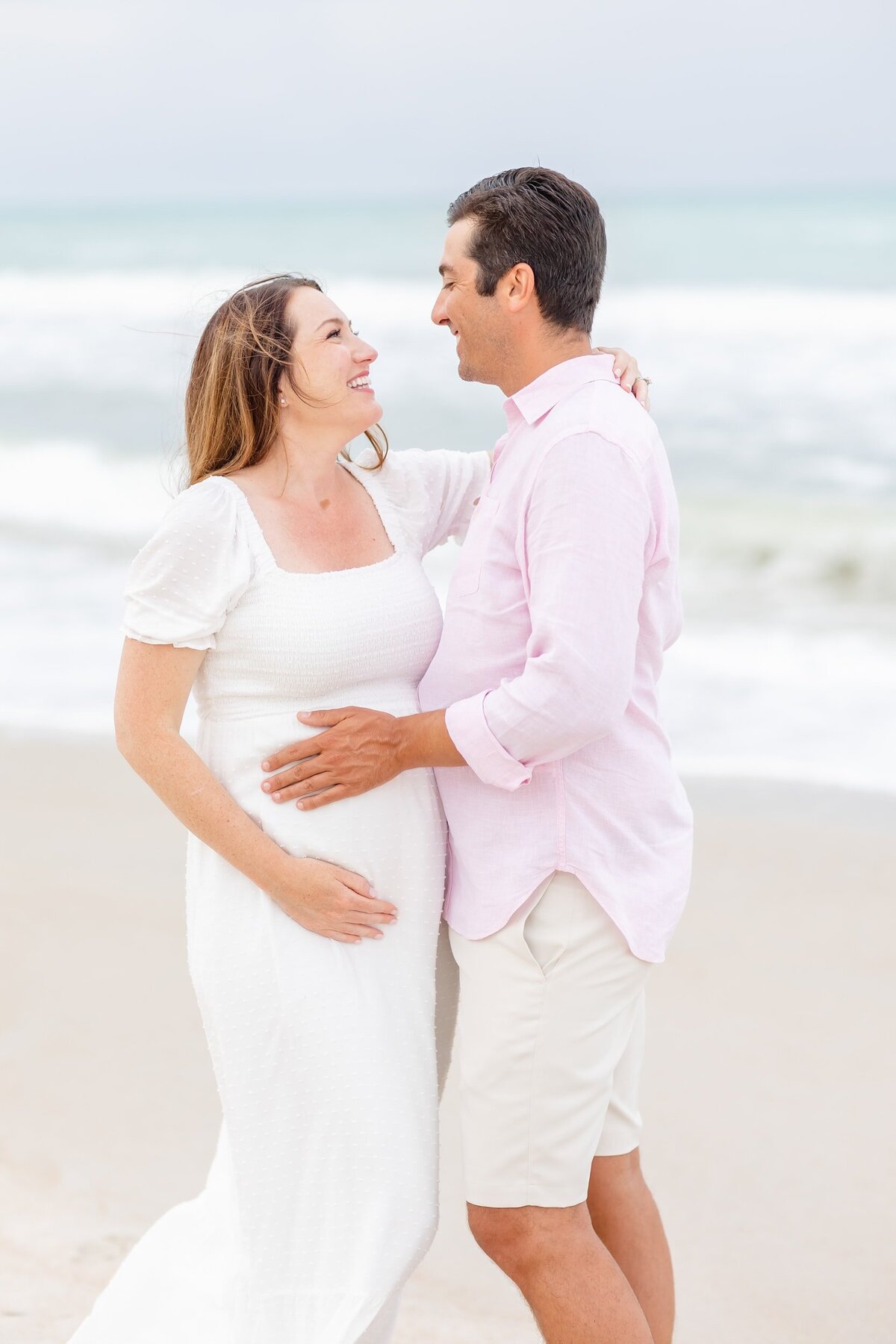 Pregnant couple enjoying the beach