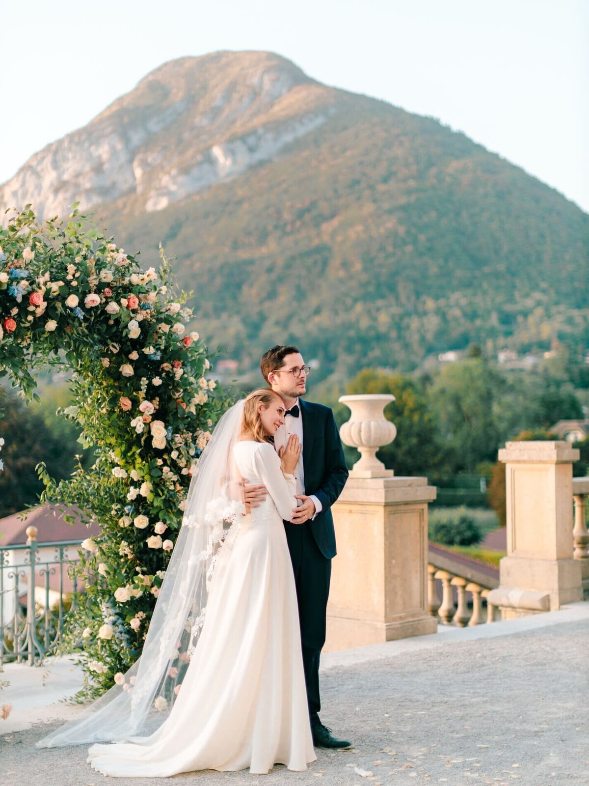 elegant-bride-and-groom-in-annecy