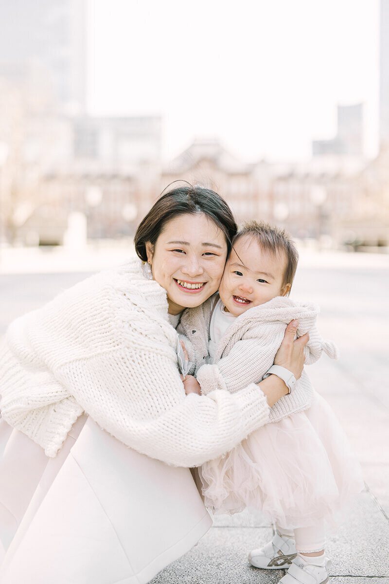 ママと1歳の女の子のバースデーフォトを東京駅前でYukika Ishikawa Photographyが撮影。白い洋服でスタイリングされたオシャレな家族写真。