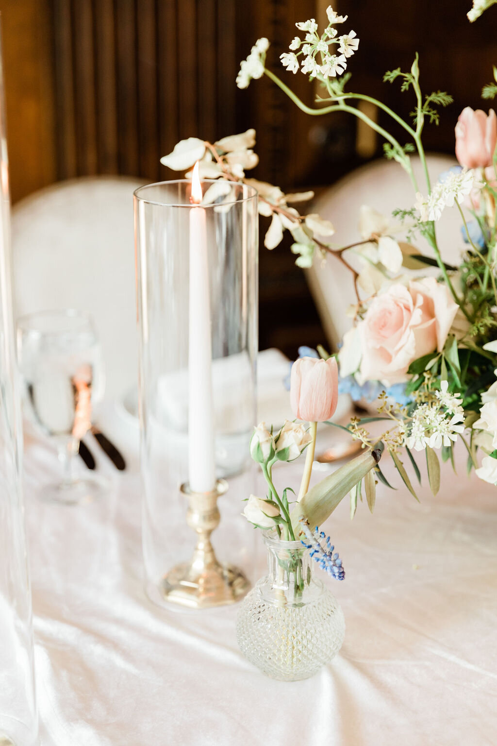 White table with pink florals and gold candles