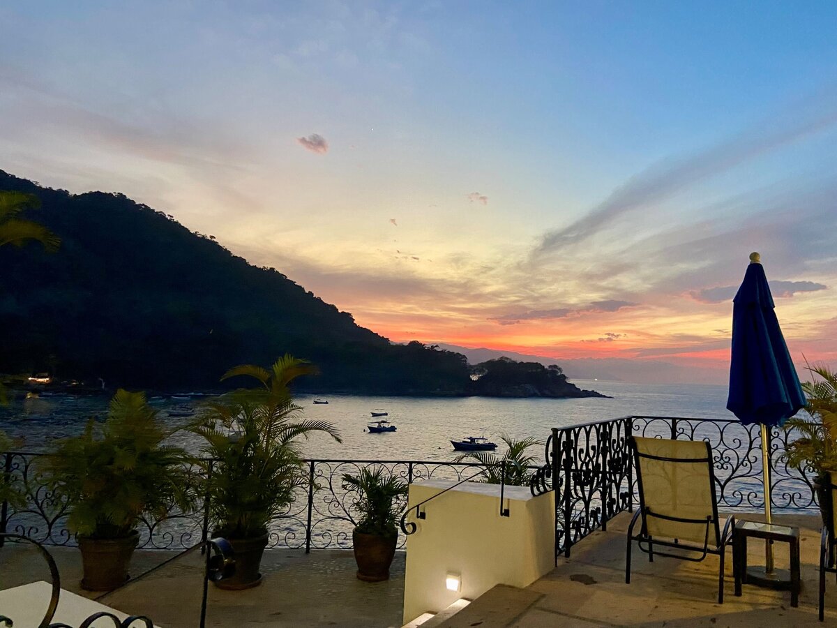 La Jolla De Mismaloya Condo terrace at night 2