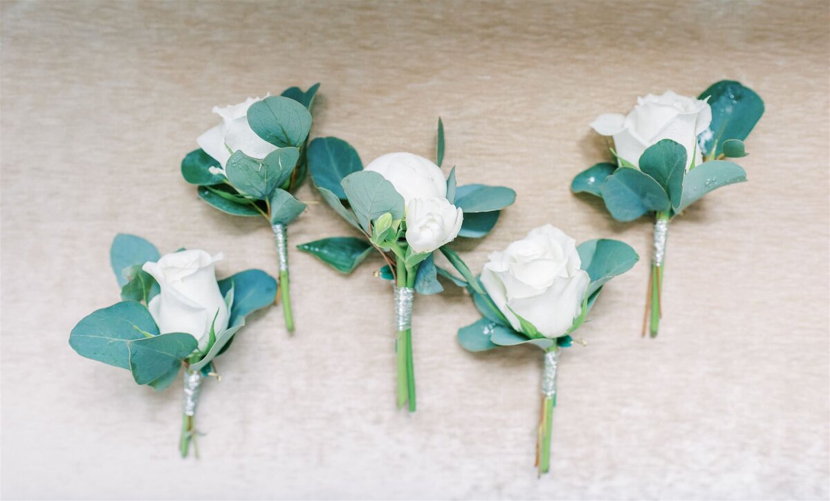 Bröllopsfotograf i Stockholm helloalora Anna Lundgren destination slottsbröllop Rånäs Slott i Roslagen corsage knapphålsblommor brudgum och bestmans