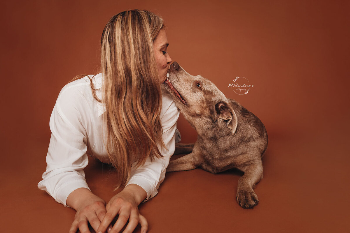 Dogmom met haar hond tijdens een hondenfotoshoot in de studio te Geel