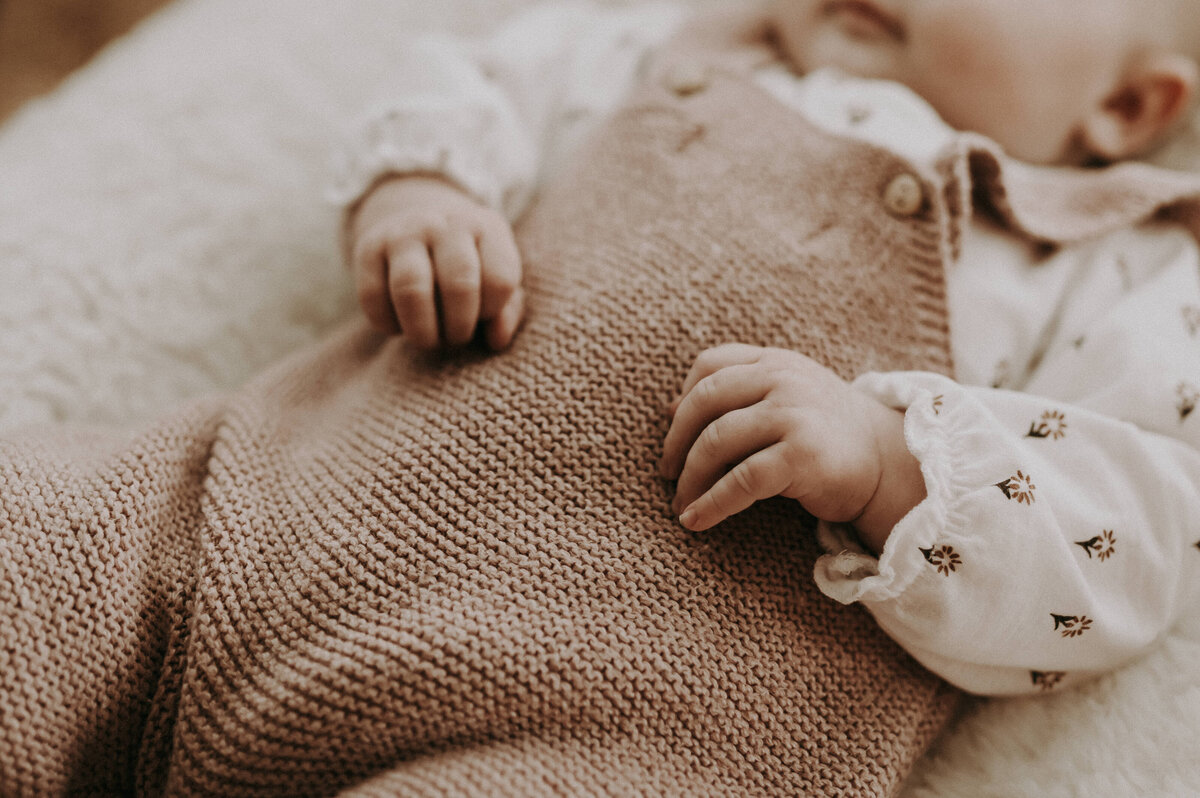 Close-up van handen van een baby.