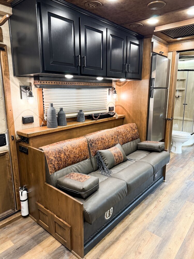 luxury-living-quarter-horse-trailers-trail-boss-conversions-living-areas-17