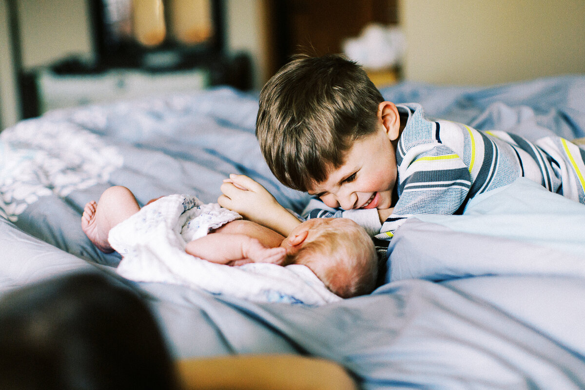 longmont-baby-photography-with-brother-mfrh-original