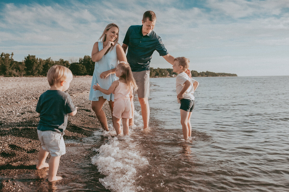 happy family photo maternity session