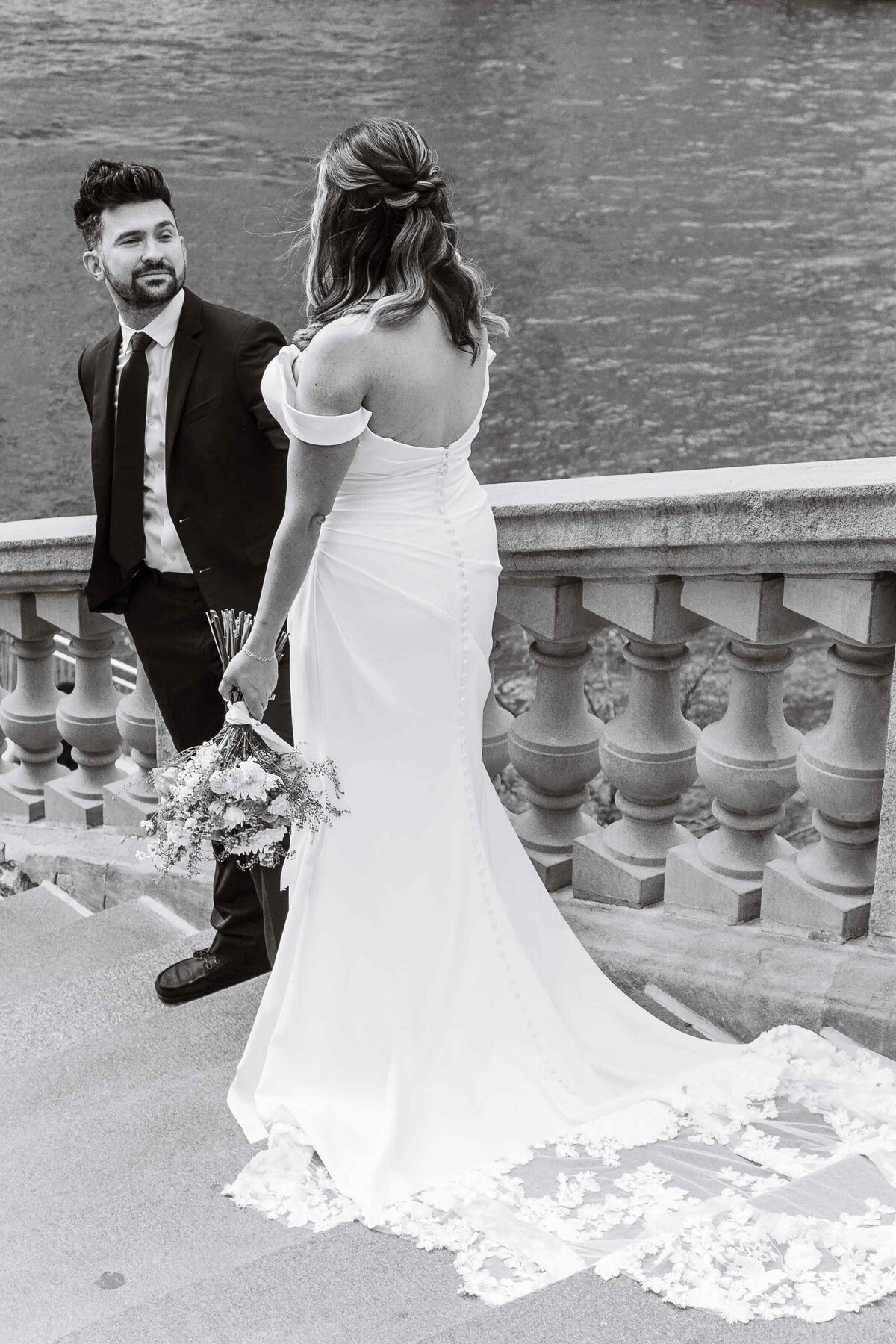 45-greyscale-riverwalk-stairs-wedding