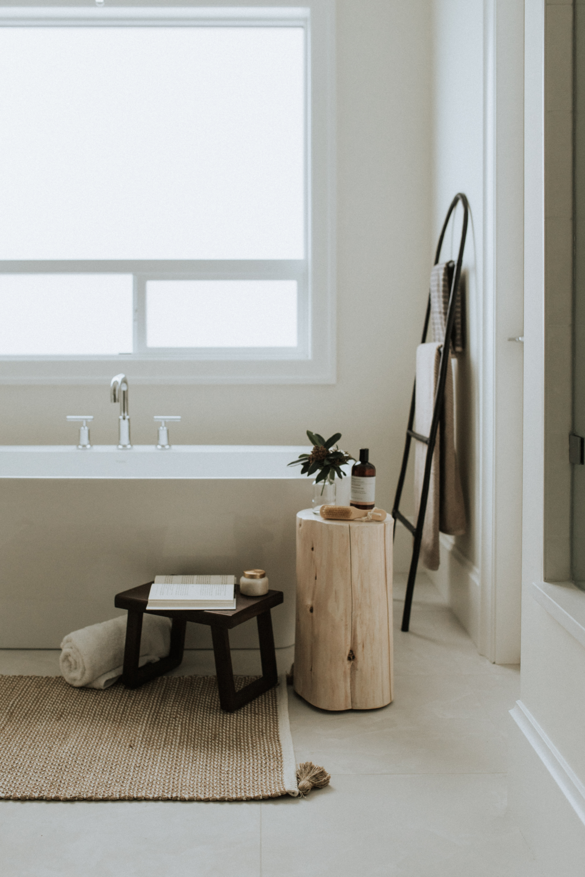 interior-design-freestanding-bathtub-bathroom-accessories