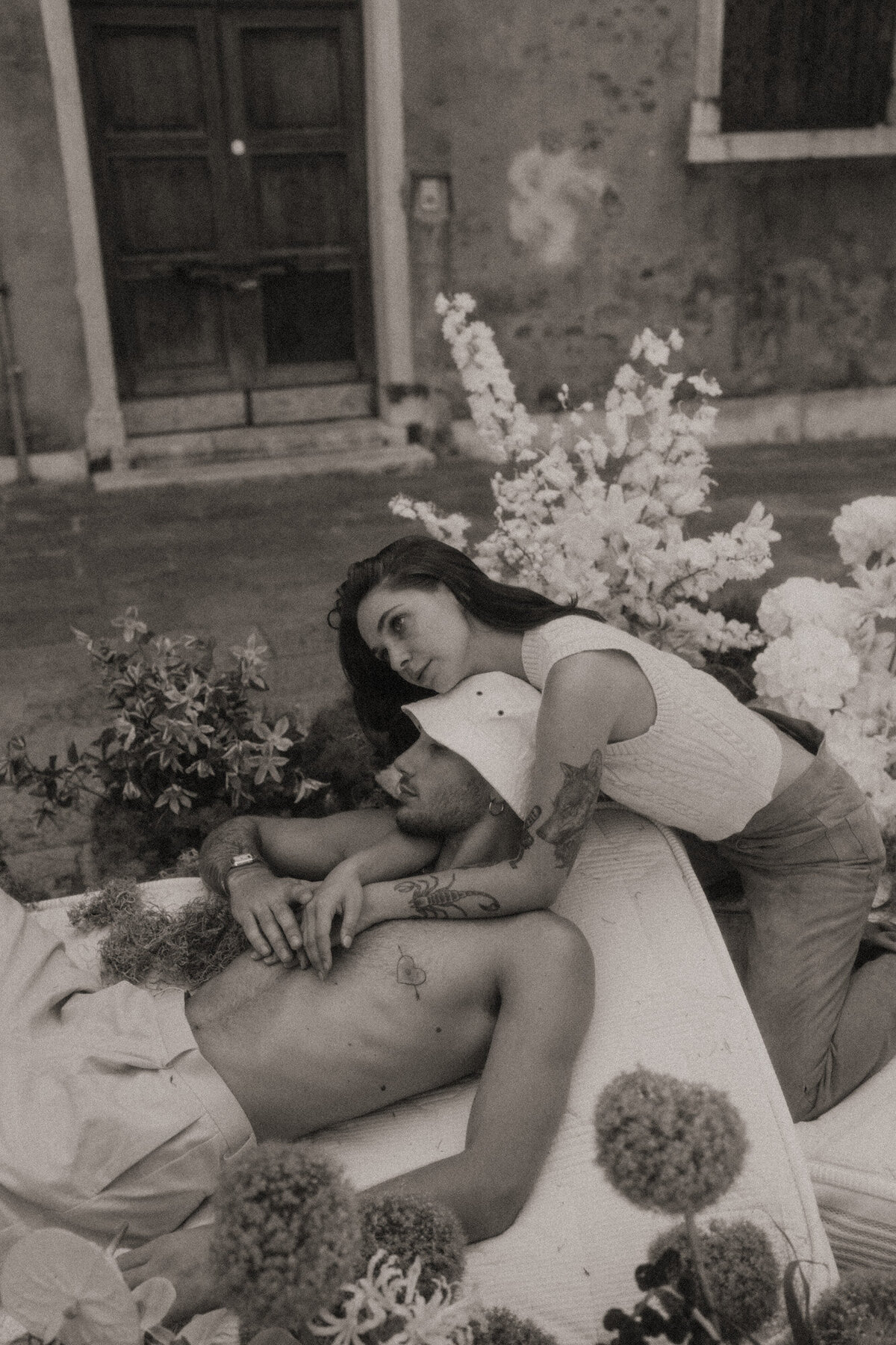 grungey-editorial-couples-photoshoot-venice-Italy-24