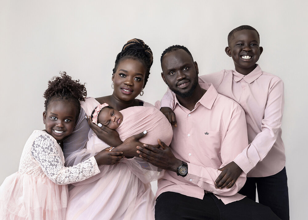 NEWBORN_BABYWITHFAMILYPINK